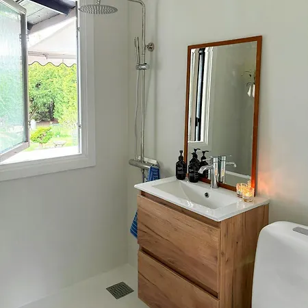 Vakantiehuis Classic Wooden House With Private Garden Near Sea