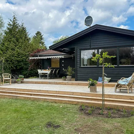 Vakantiehuis Classic Wooden House With Private Garden Near Sea